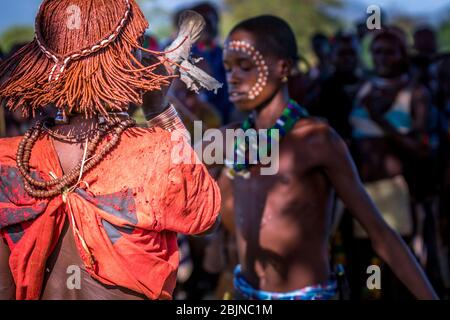 Image prise lors d'un voyage dans le sud de l'Éthiopie, la vallée de l'Omo, la tribu Hamer, la cérémonie de saut à la taureau Banque D'Images