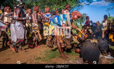 Image prise lors d'un voyage dans le sud de l'Éthiopie, la vallée de l'Omo, la tribu Hamer, la cérémonie de saut à la taureau Banque D'Images