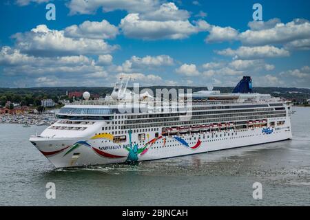 Norwegian Dawn Sailing dans Portland Banque D'Images