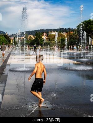 La fontaine Miroir d'eau, Parc Paillon Promenade, Nice, Côte d'Azur, Provence, France. Banque D'Images