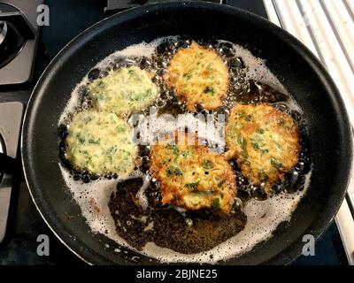 Cuisson et friture des frites Zucchini dans une poêle appelée turc Muver. Nourriture biologique traditionnelle. Banque D'Images