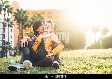 Joyeux couple gay jour de rencontre - jeunes lesbiennes femmes ayant des moments romantiques tendre ensemble en plein air Banque D'Images