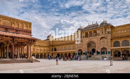 Jaipur, Rajasthan / Inde - 28 septembre 2019: Ganesh Pol (Ganesh Gate) entrée au palais royal au fort Amer à Jaipur, Rajasthan, Inde Banque D'Images