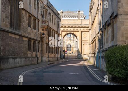 L'entrée arrière fermée du Christ Church College (par l'arche), vue sur Merton Street, flanquée à gauche du Corpus Christi College et à droite du Oriel College Banque D'Images