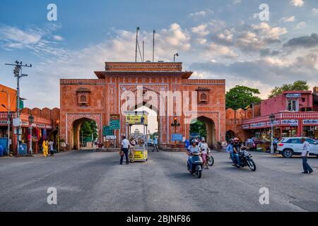 Jaipur, Rajasthan / Inde - 28 septembre 2019: Man Gate, populairement appelé New Gate, l'une des sept portes originales de la ville fortifiée de Jaipur Pink Banque D'Images