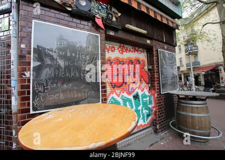 Hambourg, Allemagne. 28 avril 2020. Le pub fermé Gaststätte Möller à Spitzenplatz à Ottensen (Hambourg-Altona). La plupart des restaurants, cafés et pubs de la ville hanséatique ont fermé en raison de la crise de Corona. Crédit: Bodo Marks/dpa/Alay Live News Banque D'Images