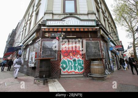 Hambourg, Allemagne. 28 avril 2020. Le pub fermé Gaststätte Möller à Spitzenplatz à Ottensen (Hambourg-Altona). La plupart des restaurants, cafés et pubs de la ville hanséatique ont fermé en raison de la crise de Corona. Crédit: Bodo Marks/dpa/Alay Live News Banque D'Images