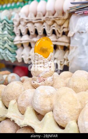 Œufs du siècle, également appelés œufs de mille ans, sur le marché alimentaire local de Lijiang, en Chine. Banque D'Images