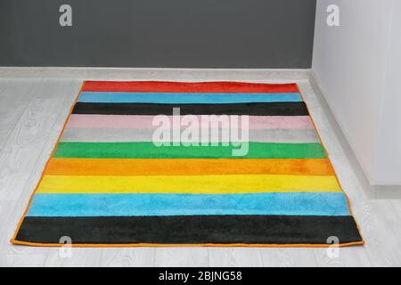 Belle moquette colorée sur le sol à l'intérieur Banque D'Images