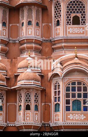 Détails de façade du palais Hawa Mahal à Jaipur, Rajasthan, Inde Banque D'Images