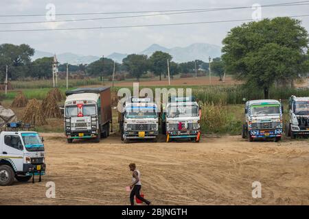 Jaipur, Rajasthan / Inde - 28 septembre 2019: Camions indiens colorentièrement décorés sur une autoroute Delhi–Jaipur NH48 près de Jaipur, Inde Banque D'Images