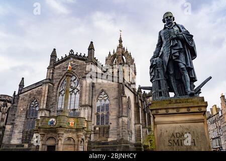 Vue sur la statue d'Adam Smith avec la cathédrale St Giles à l'arrière sur le Royal Mile dans la vieille ville d'Edimbourg, en Écosse, au Royaume-Uni Banque D'Images