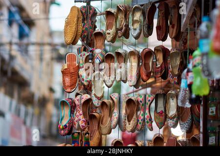 Chaussures indiennes traditionnelles à Bapu Bazar à Jaipur, Inde. Bapu Bazar à Jaipur est l'un des marchés les plus célèbres de la ville pour acheter Ind traditionnel Banque D'Images