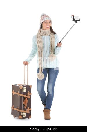 Attirante touriste féminine en vêtements chauds sur fond blanc Banque D'Images