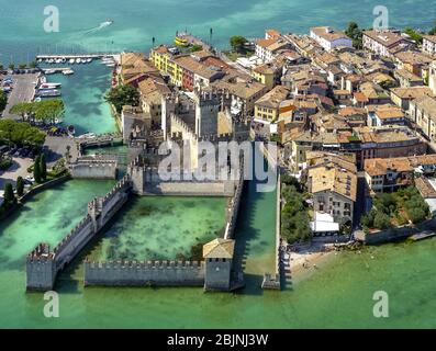 castel Castello Di Sirmione sur la péninsule Sirmione sur le Lago di Garda, 01.09.2016, vue aérienne, Italie, Lombardie, Lac de Garde, Sirmione Banque D'Images