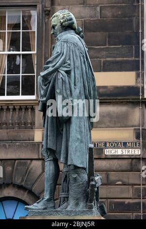 Vue sur la statue d'Adam Smith sur le Royal Mile dans la vieille ville d'Edimbourg, en Écosse, au Royaume-Uni Banque D'Images