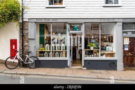 Faites vos achats dans une entreprise de restauration écologique, sans gaspillage, dans la rue principale de Totnes, South Devon, Angleterre, Royaume-Uni Banque D'Images