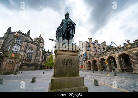 Vue sur la statue d'Adam Smith sur le Royal Mile lors du verrouillage de la covid-19 dans la vieille ville d'Édimbourg, en Écosse, au Royaume-Uni Banque D'Images