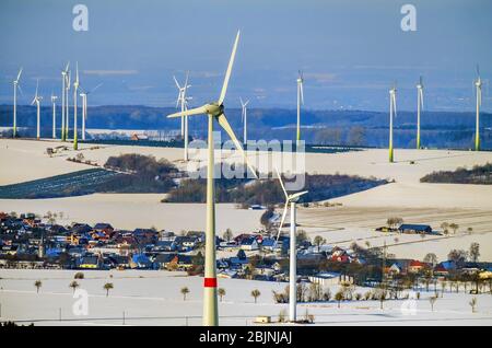 , roues éoliennes sur un champ à Ruethen, 22.01.2017, vue aérienne, Allemagne, Rhénanie-du-Nord-Westphalie, Ruethen Banque D'Images