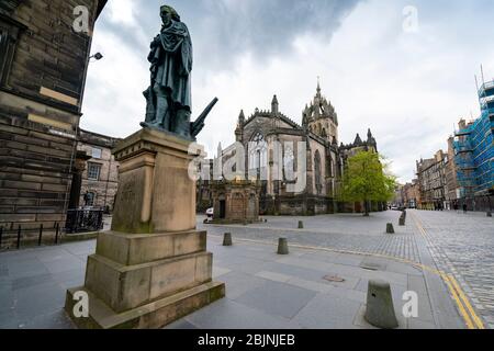 Vue sur la statue d'Adam Smith sur le Royal Mile lors du verrouillage de la covid-19 dans la vieille ville d'Édimbourg, en Écosse, au Royaume-Uni Banque D'Images