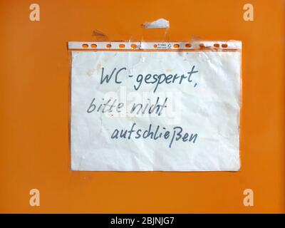 Remarque sur la porte des toilettes 'WC verrouillé, veuillez ne pas ouvrir la porte', Allemagne Banque D'Images