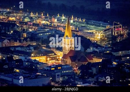 , marché de noël sur la place Marktplatz à l'église Pauluskirche à Hamm la nuit, 23.11.2016, vue aérienne, Allemagne, Rhénanie-du-Nord-Westphalie, région de la Ruhr, Hamm Banque D'Images