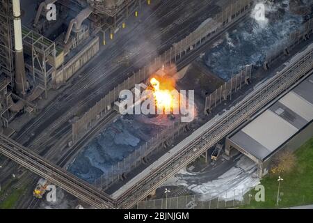 Scories incandescentes dans les travaux d'acier ThyssenKrupp-Stahlwerk Schwelgern à Duisburg, 23.11.2016, vue aérienne, Allemagne, Rhénanie-du-Nord-Westphalie, région de la Ruhr, Duisburg Banque D'Images