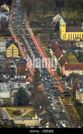 , rue Horster avec pistes cyclables et église St marien dans le district de Brauck, 04.02.2017, vue aérienne, Allemagne, Rhénanie-du-Nord-Westphalie, région de Ruhr, Gladbeck Banque D'Images