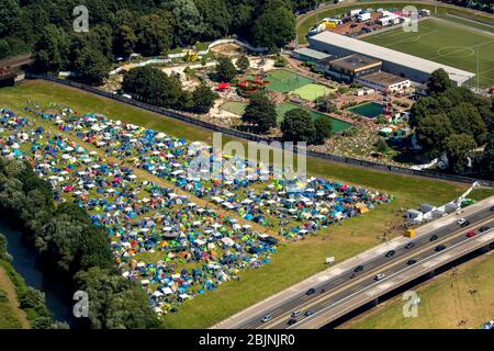 , terrain de camping fpr les participants du festival d'été de Ruhr Reggae sur la zone de concert de l'événement à Muelheim, 07.08.2016, vue aérienne, Allemagne, Rhénanie-du-Nord-Westphalie, région de Ruhr, Muelheim/Ruhr Banque D'Images