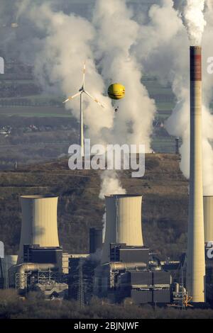 Ballon d'air chaud sur la centrale électrique d'uniper Kraftwerke GmbH dans le quartier Gelsenkirchen-Nord, 29.11.2016, vue aérienne, Allemagne, Rhénanie-du-Nord-Westphalie, région de Ruhr, Gelsenkirchen Banque D'Images