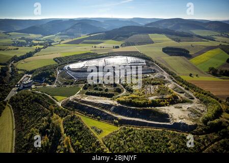 Décharge de la société d'élimination des déchets de la Hochsauerlandkreis (AHSK) et de la société de gestion des déchets Hochsauerland mbH (GAH) à Meschede, 16.10.2016, vue aérienne, Allemagne, Rhénanie-du-Nord-Westphalie, pays aigre, Meschede Banque D'Images
