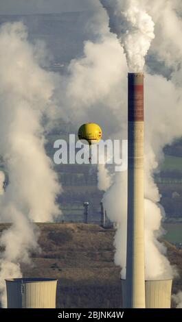 Ballon d'air chaud sur la centrale électrique d'uniper Kraftwerke GmbH dans le quartier Gelsenkirchen-Nord, 29.11.2016, vue aérienne, Allemagne, Rhénanie-du-Nord-Westphalie, région de Ruhr, Gelsenkirchen Banque D'Images