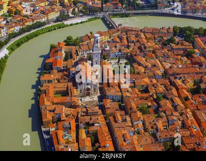 Vieille ville de Vérone avec cathédrale de Santa Maria Matricolare, 01.09.2016, vue aérienne, Italie, Vénétie, Vérone Banque D'Images