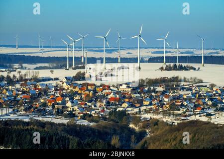 Éoliennes sur un champ de wintry à Marsberg, 22.01.2017, vue aérienne, Allemagne, Rhénanie-du-Nord-Westphalie, Sauerland, Marsberg Banque D'Images