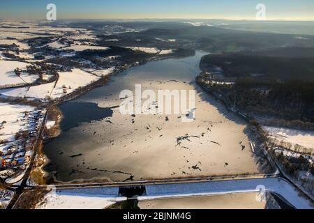 , pont sur le lac Moehnesee à Deleke, 22.01.2017, vue aérienne, Allemagne, Rhénanie-du-Nord-Westphalie, Moehnesee Banque D'Images