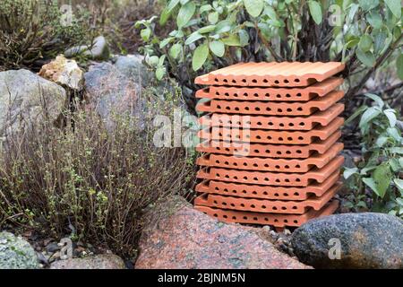 Aide à la nidification pour les abeilles sauvages, tuiles de verrouillage, Allemagne Banque D'Images