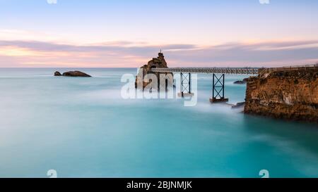 Rocher de la vierge au coucher du soleil, Biarritz, Nouvelle-Aquitaine, France Banque D'Images