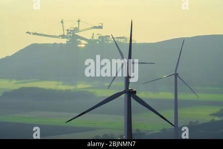 Éoliennes à Titz-Bettenhoven, en arrière-plan la mine de charbon brun opencast Hambach-Etzweiler de RWE Power AG, 29.11.2016, vue aérienne, Allemagne, Rhénanie-du-Nord-Westphalie, Bettenhoven, Titz Banque D'Images