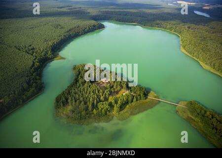 Grosser Brueckentinsee avec Island Hotel Brueckentinsee, 24.07.2016, vue aérienne, Allemagne, Mecklembourg-Poméranie occidentale, Parc naturel Feldberger Seenlandschaft, Wokuhl-Dabelow Banque D'Images