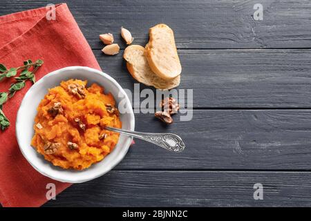Bol avec purée de patates douces sur fond de bois Banque D'Images