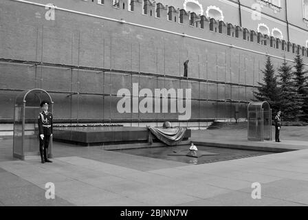 Gardes à la tombe du soldat inconnu et de la flamme éternelle, le mur du Kremlin, Alexander Garden, Moscou, Russie Banque D'Images