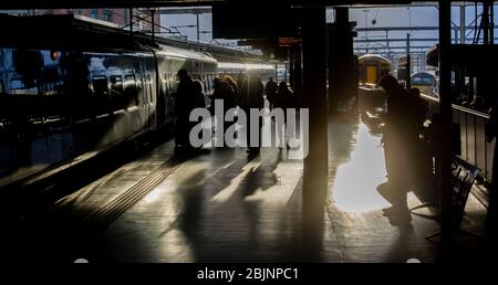 Une gare ferroviaire animée de Leeds, Yorkshire, Royaume-Uni. Banque D'Images