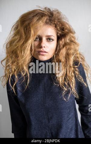 Portrait d'une belle femme aux cheveux grands Banque D'Images