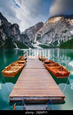 Bateaux amarrés sur le lac de Braies, Tyrol du Sud, Italie Banque D'Images