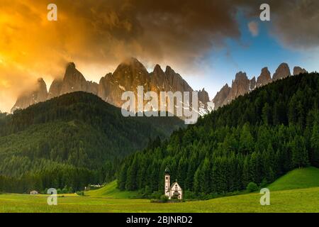 Eglise de Santa Maddelena, Val di Funes, Tyrol du Sud, Italie Banque D'Images