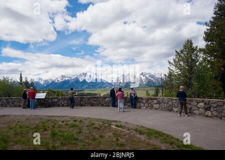 Le parc national de Grand Teton, situé sur la rivière Snake, surplombe le point d'observation et certains touristes prennent des photos Banque D'Images