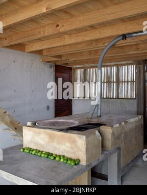 Intérieur de la cuisine. Casa Naila, Puerto Escondido, Mexique. Architecte: BAAQ, 2020. Banque D'Images