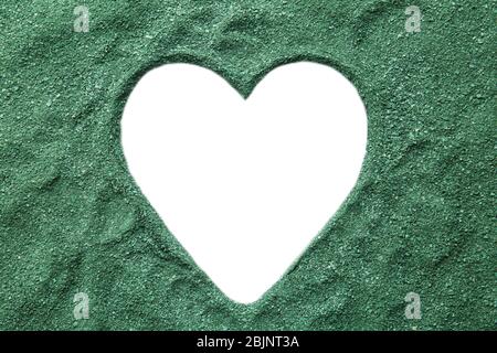 Cadre en forme de coeur en poudre de spiruline sur fond blanc Banque D'Images