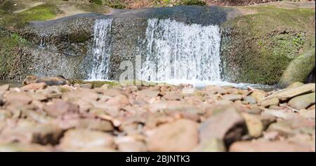 Petite chute d'eau et lit de rivière sec Banque D'Images