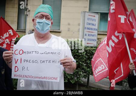 Les infirmières et les médecins ont manifesté devant l'hôpital contre les insuffisances de la région du Piémont lors de l'urgence de Covid. Turin, Italie - AP Banque D'Images